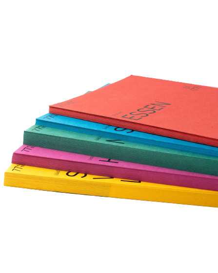 Stapel gekleurde brochures